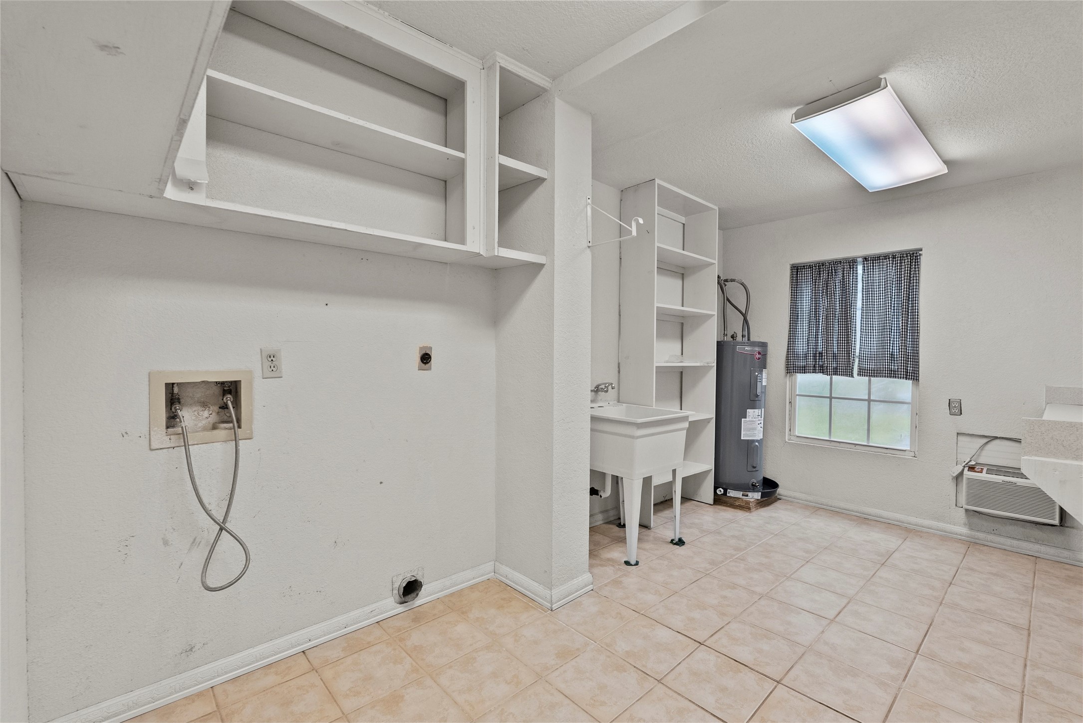 422 Rice Avenue Arcola, TX 77583 - Photo 24 of 33 Nice large laundry room