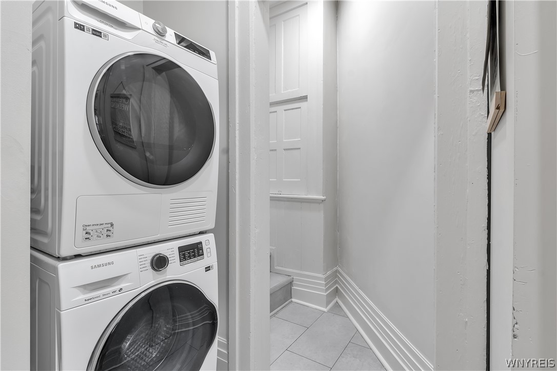 617 Niagara Street, Unit 2 Buffalo, NY 14201 - Photo 4 of 14 In unit laundry!