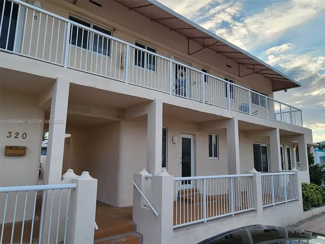 $1,950 | 320 New York Street, Unit 1, Hollywood, FL 33019