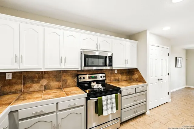 $689,900 | 3362 Abbott Road, St. Hedwig, TX 78152