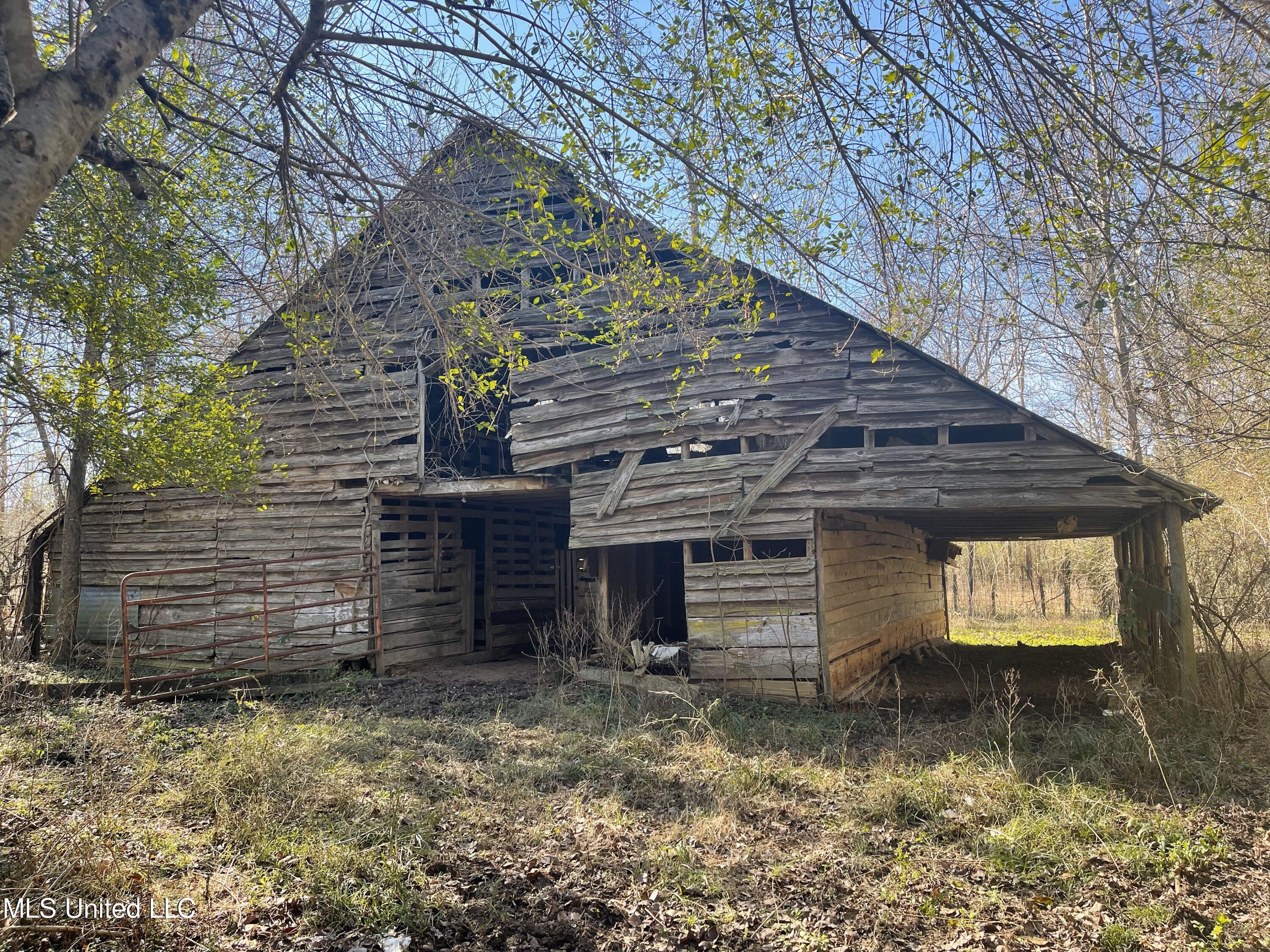 83 Old Robinson Road Carthage, MS 39051 - Photo 1 of 5 Barn