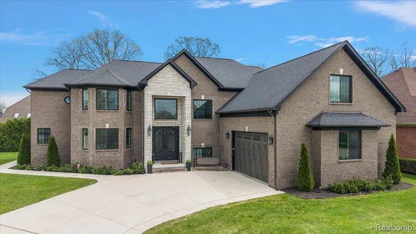 $925,000 | 46930 Riverpark East, Macomb, MI 48044