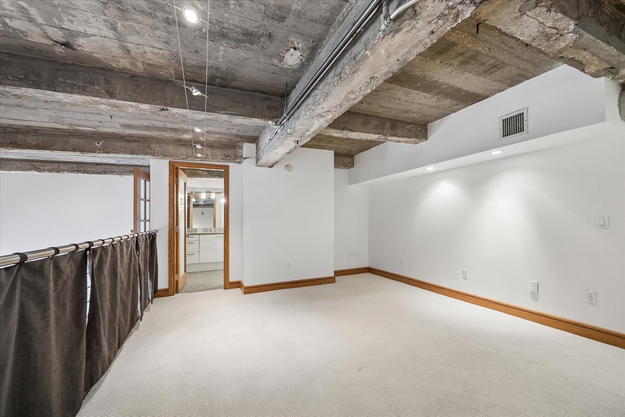 915 Franklin Street, Unit 9L Houston, TX 77002 - Photo 28 of 50 Primary bedroom showcasing spacious layout with a view into the primary bath in the background.