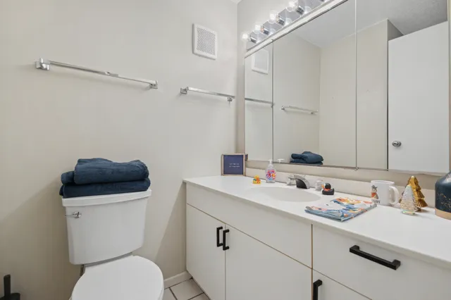 $359,000 | 2555 Gross Point Road, Unit 112, Evanston, IL 60201