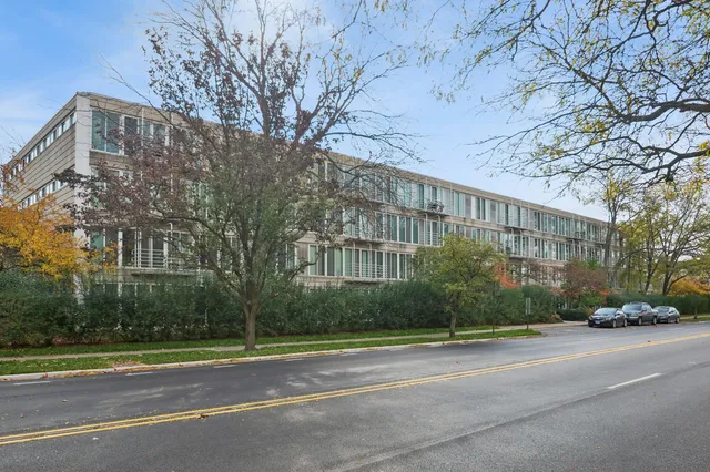 $359,000 | 2555 Gross Point Road, Unit 112, Evanston, IL 60201