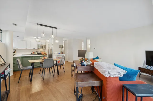 $359,000 | 2555 Gross Point Road, Unit 112, Evanston, IL 60201