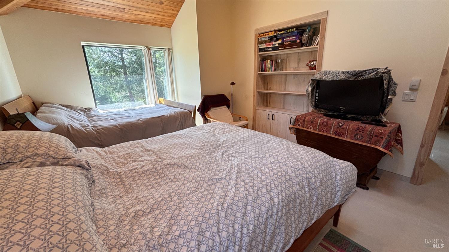 34478 Iversen Road Gualala, CA 95445 - Photo 23 of 43 Secondary bedroom, TV, and two queen beds.