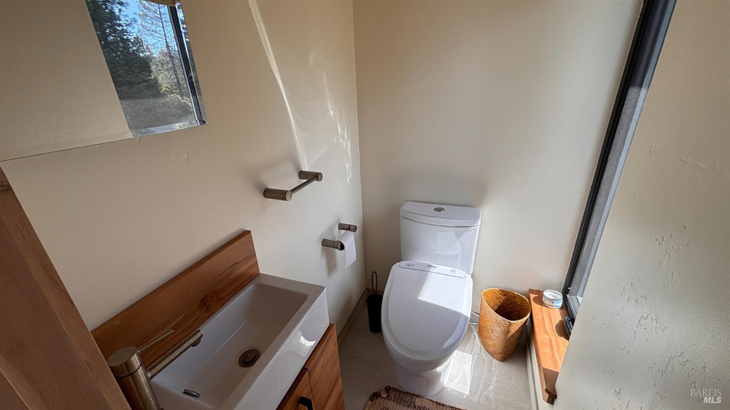 34478 Iversen Road Gualala, CA 95445 - Photo 27 of 43 Primary ensuite half-bath