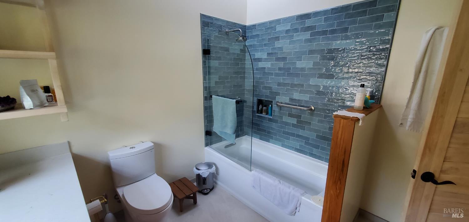 34478 Iversen Road Gualala, CA 95445 - Photo 7 of 43 Full main bathroom off the living area.
