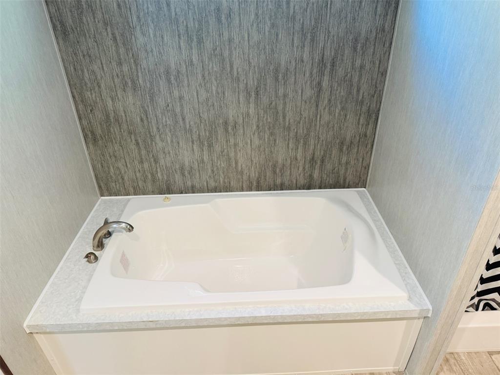 16226 41st Place Wellborn, FL 32094 - Photo 15 of 18 a bathroom with a bathtub