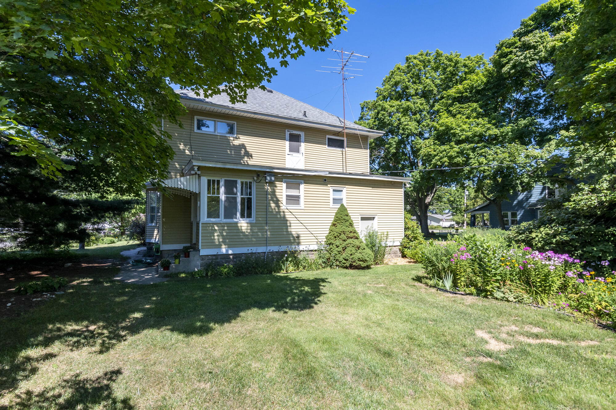 623 Lugers Road Holland, MI 49423 - Photo 6 of 39 623 Luger-9