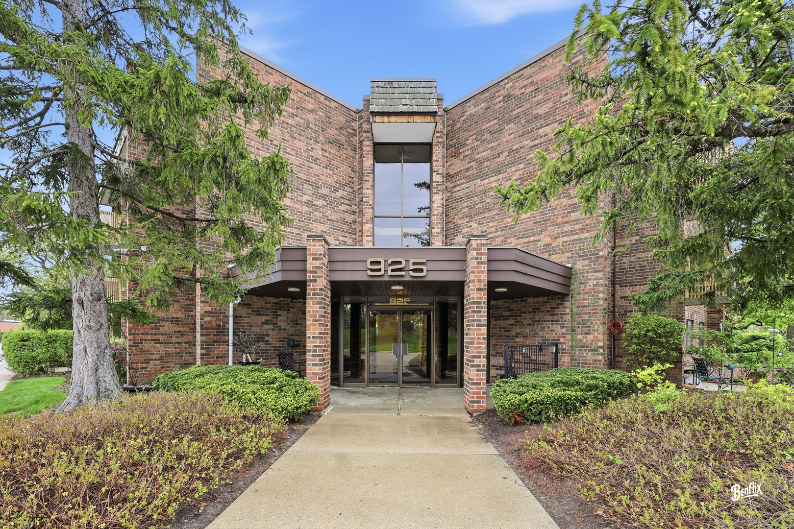 925 Spring Hill Drive, Unit 212 Northbrook, IL 60062 - Photo 1 of 16