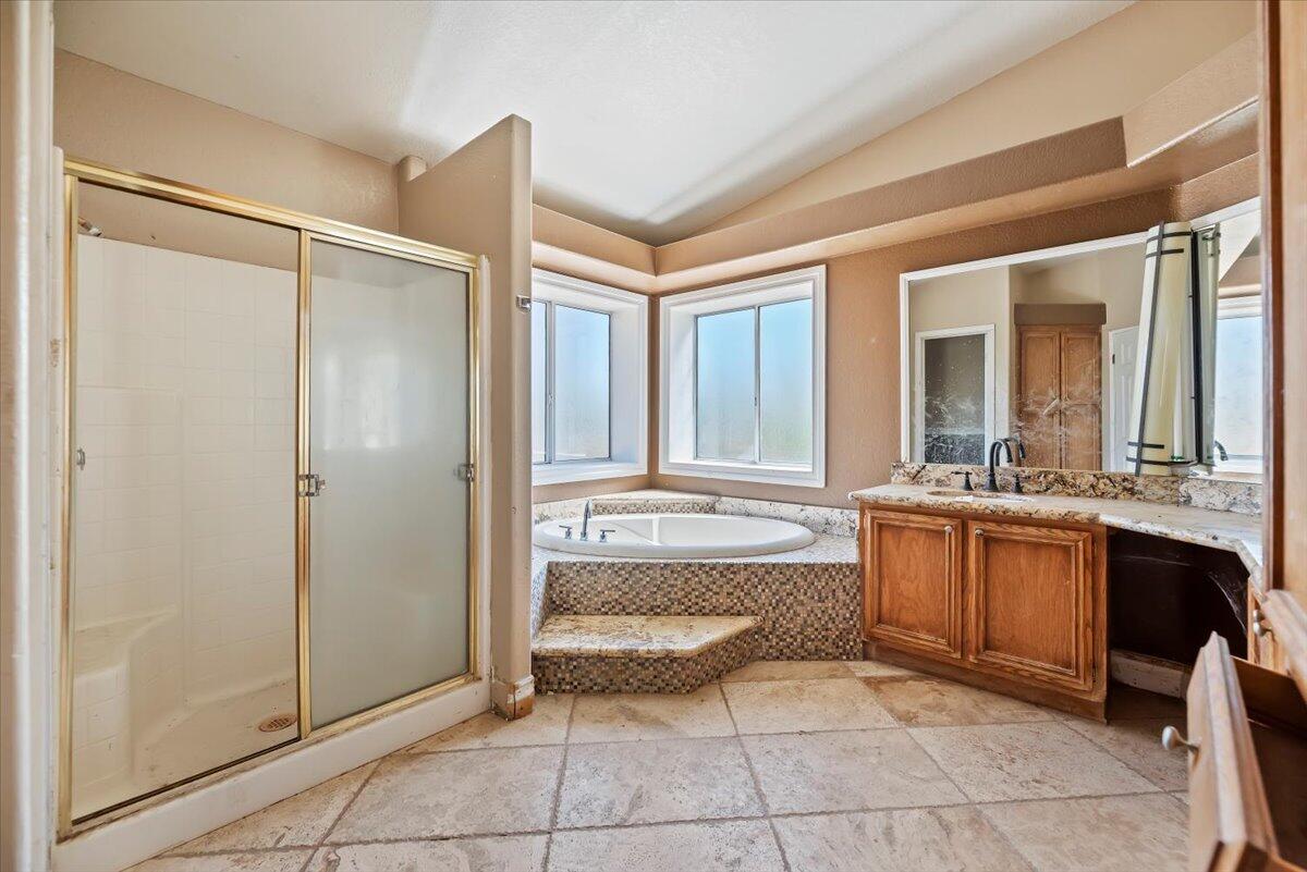 22453 Aloha Road Perris, CA 92570 - Photo 35 of 49 35-Primary Bathroom