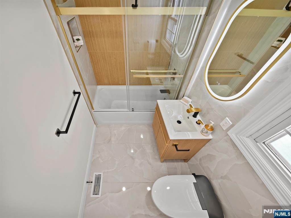 857 Collingwood Avenue Maywood, NJ 07607 - Photo 26 of 30 a bathroom with a toilet and a shower