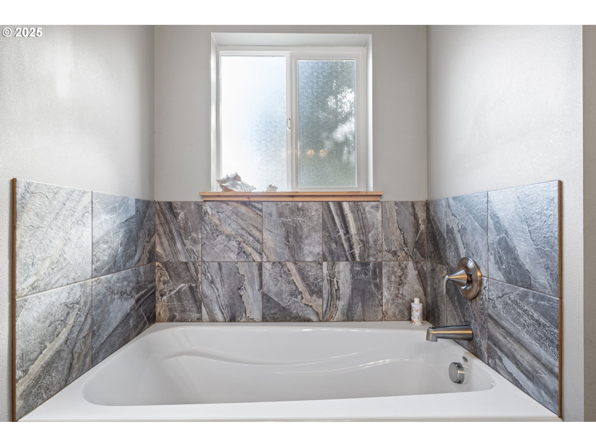 24674 Bolton Hill Road Veneta, OR 97487 - Photo 28 of 48 a bathroom with a bathtub