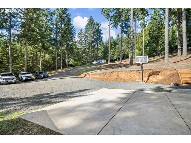 a view of a parking area