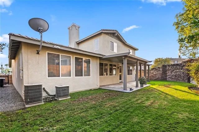 a view of a house with backyard and porch