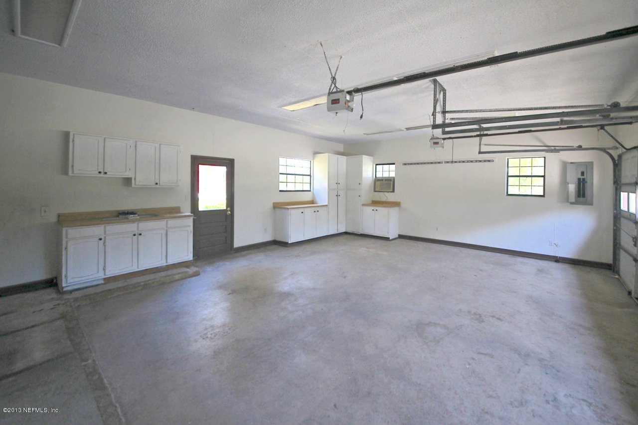 15521 Bream Road Jacksonville, FL 32226 - Photo 20 of 27 Garage