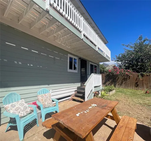 a view of backyard of the house