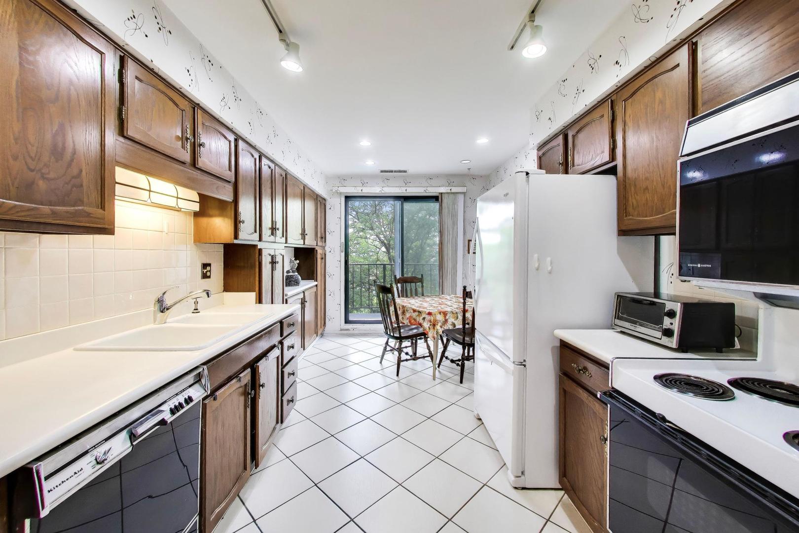 9558 Gross Point Road, Unit A605 Skokie, IL 60076 - Photo 9 of 24