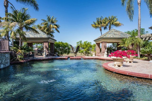 a view of yard and patio