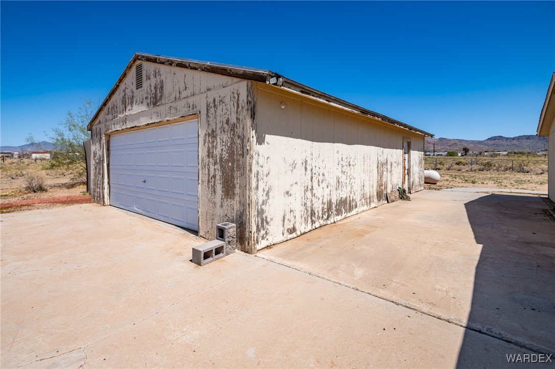 3314 Houck Road Golden Valley, AZ 86413 - Photo 26 of 35 Garage