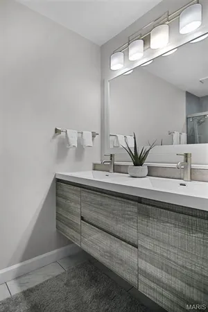 $2,300 | 4250 Lindell Boulevard, Unit A, St. Louis, MO 63108