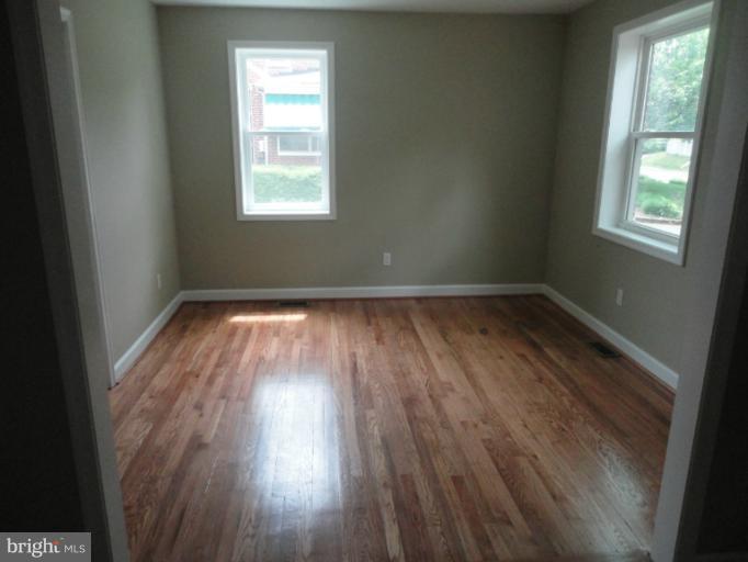 26545 Ridge Road Damascus, MD 20872 - Photo 13 of 30 Living Room