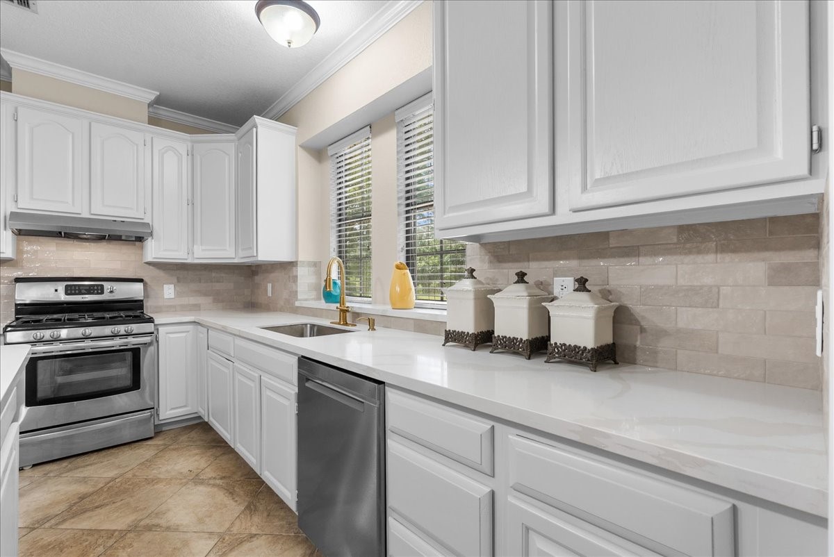 5255 Beaver Road Santa Fe, TX 77517 - Photo 14 of 46 New Quartz countertops & backsplash