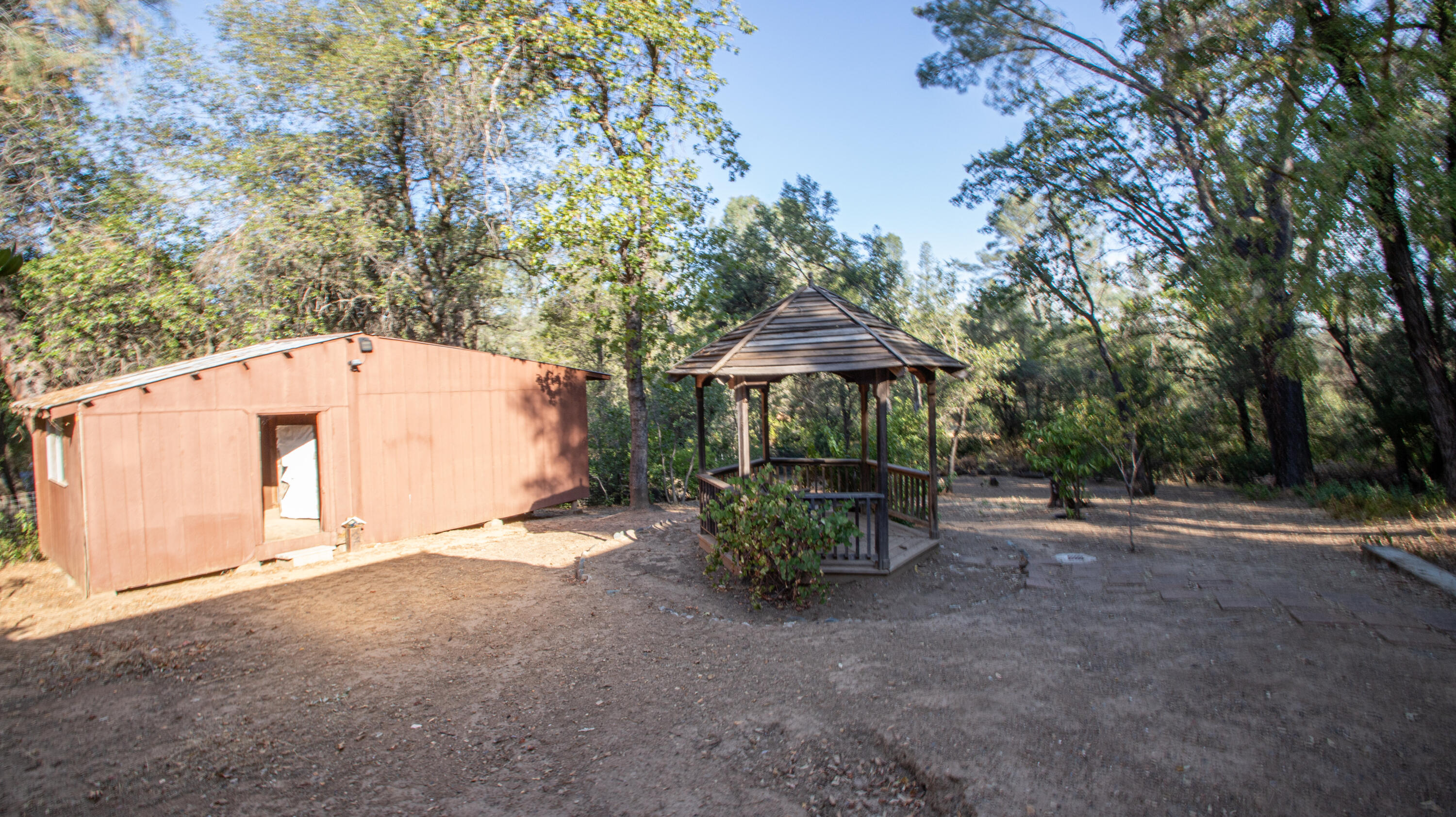 17768 Irish Road Redding, CA 96003 - Photo 15 of 17 a backyard of a house with table and chairs under an umbrella