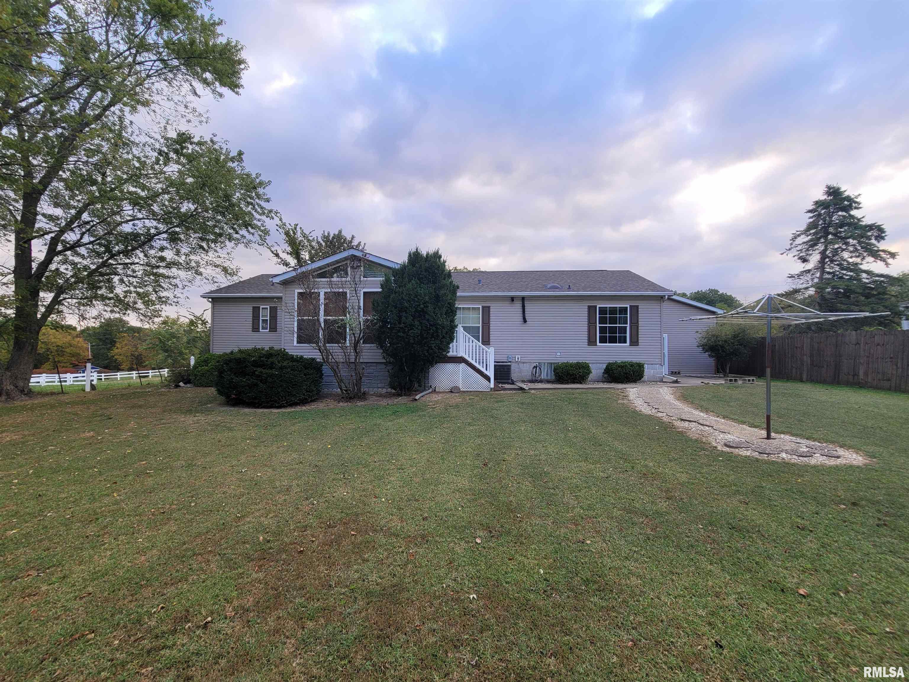 427 North Hun Street Colchester, IL 62326 - Photo 2 of 6