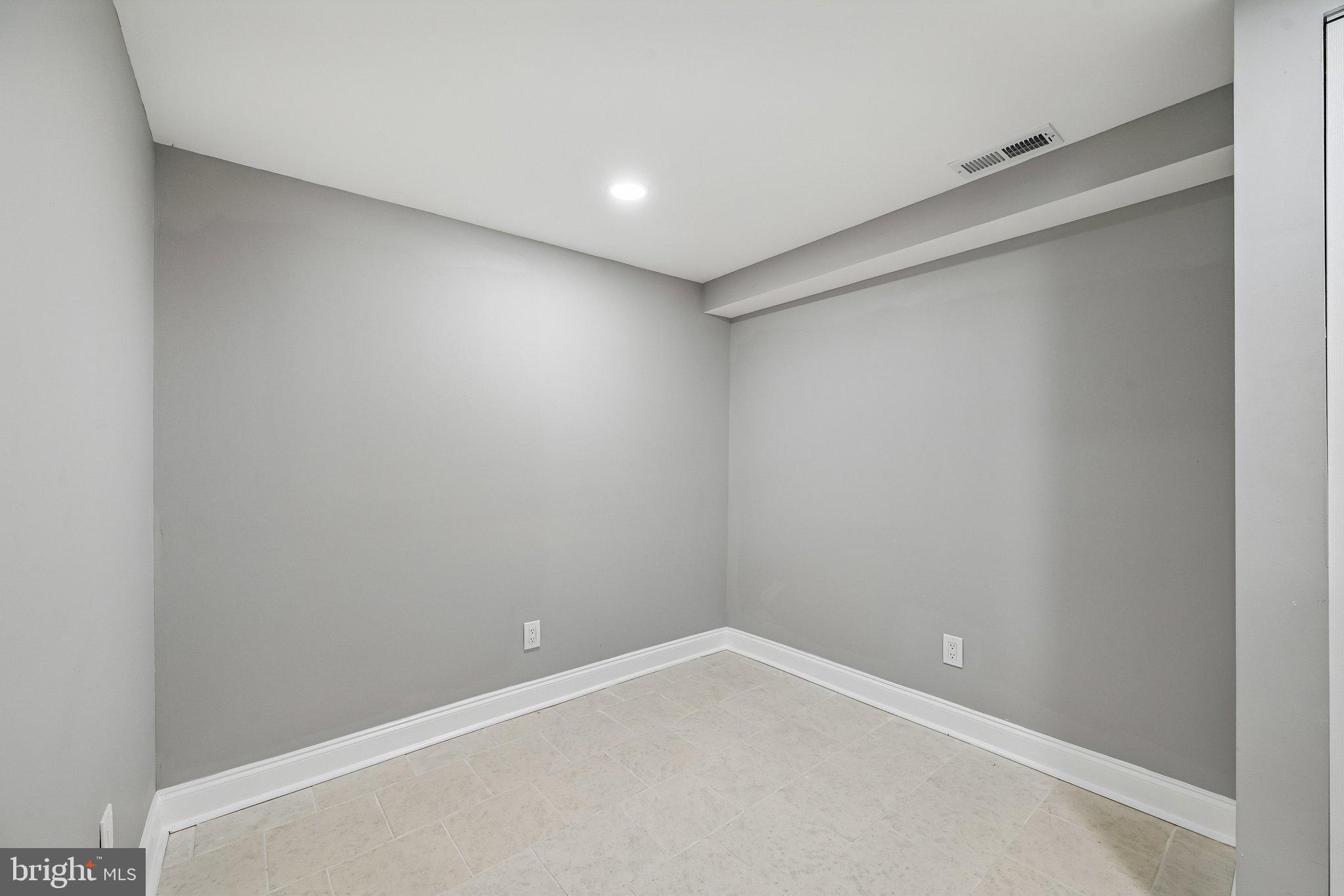 628 Roundview Road Baltimore, MD 21225 - Photo 27 of 43