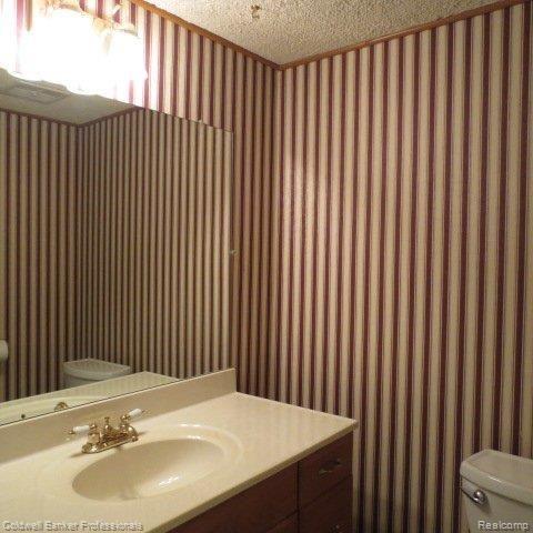 643 Oakbrook West, Unit 23 Rochester, MI 48307 - Photo 12 of 24 Powder room