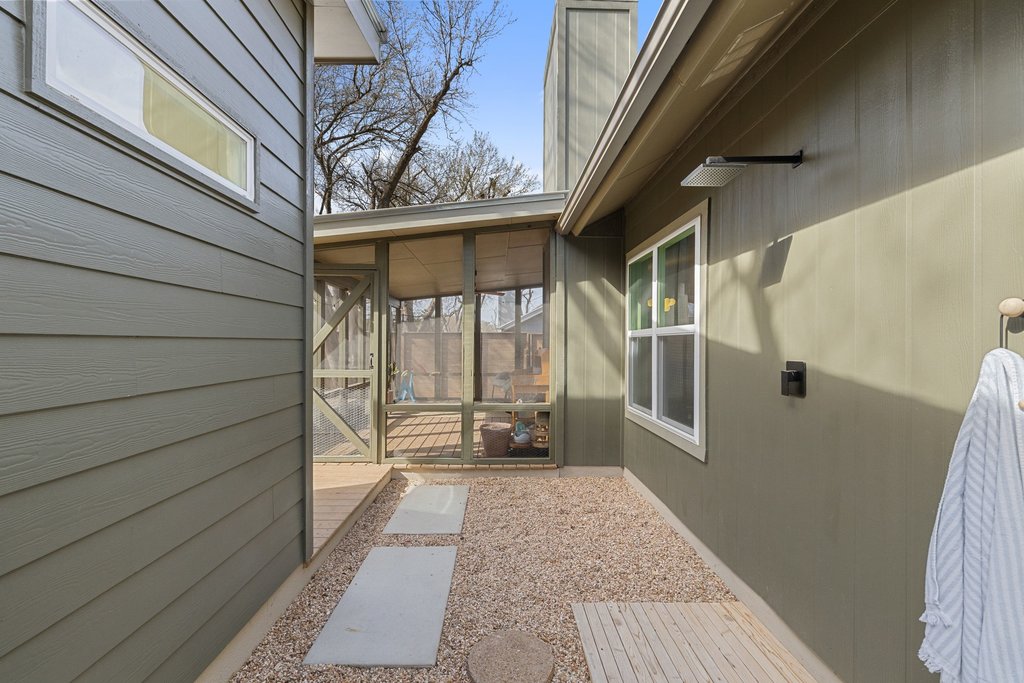 8202 Cache Drive Austin, TX 78749 - Photo 34 of 39 a porch with seating space