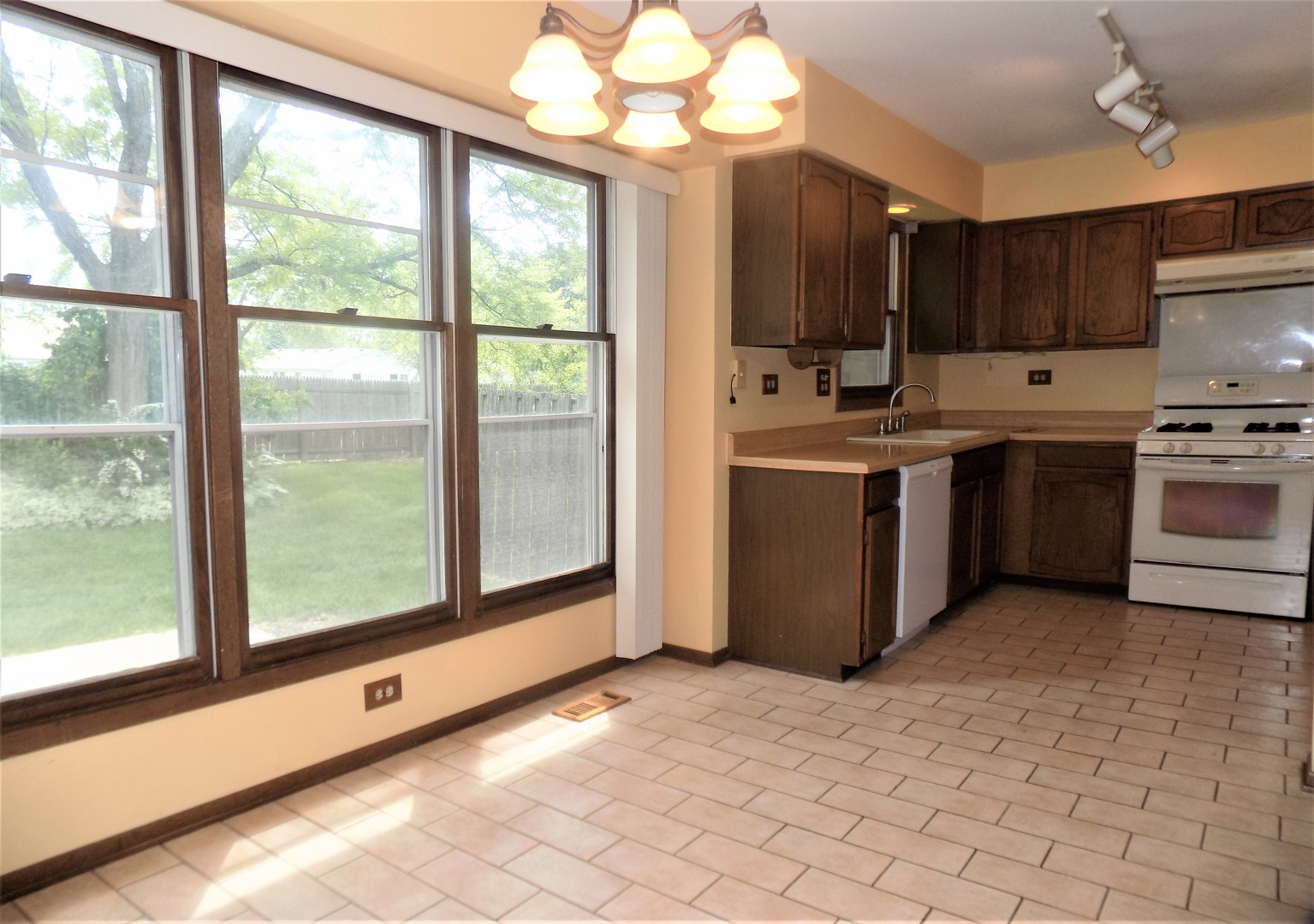 893 Burgess Circle Buffalo Grove, IL 60089 - Photo 5 of 17