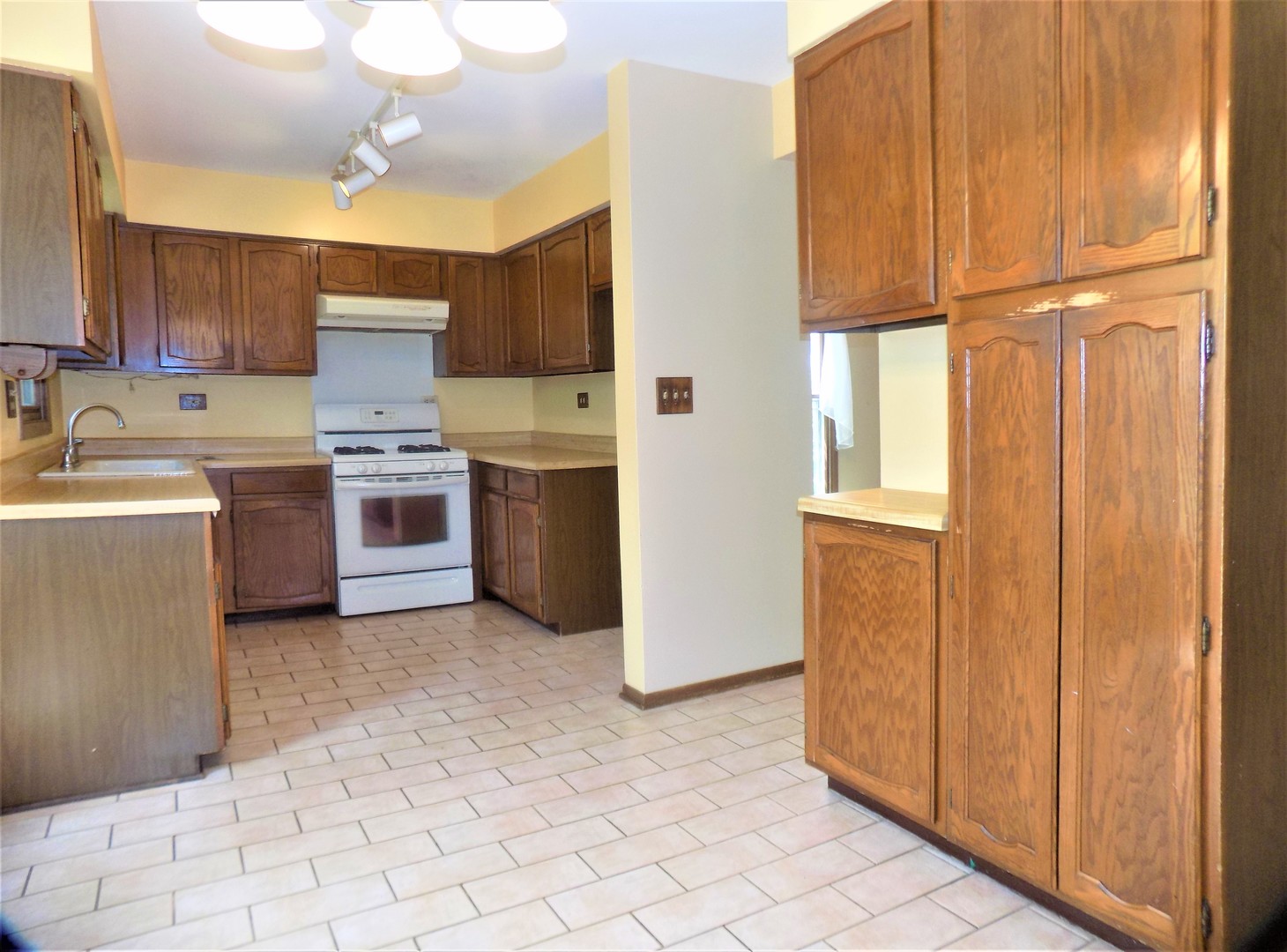 893 Burgess Circle Buffalo Grove, IL 60089 - Photo 6 of 17