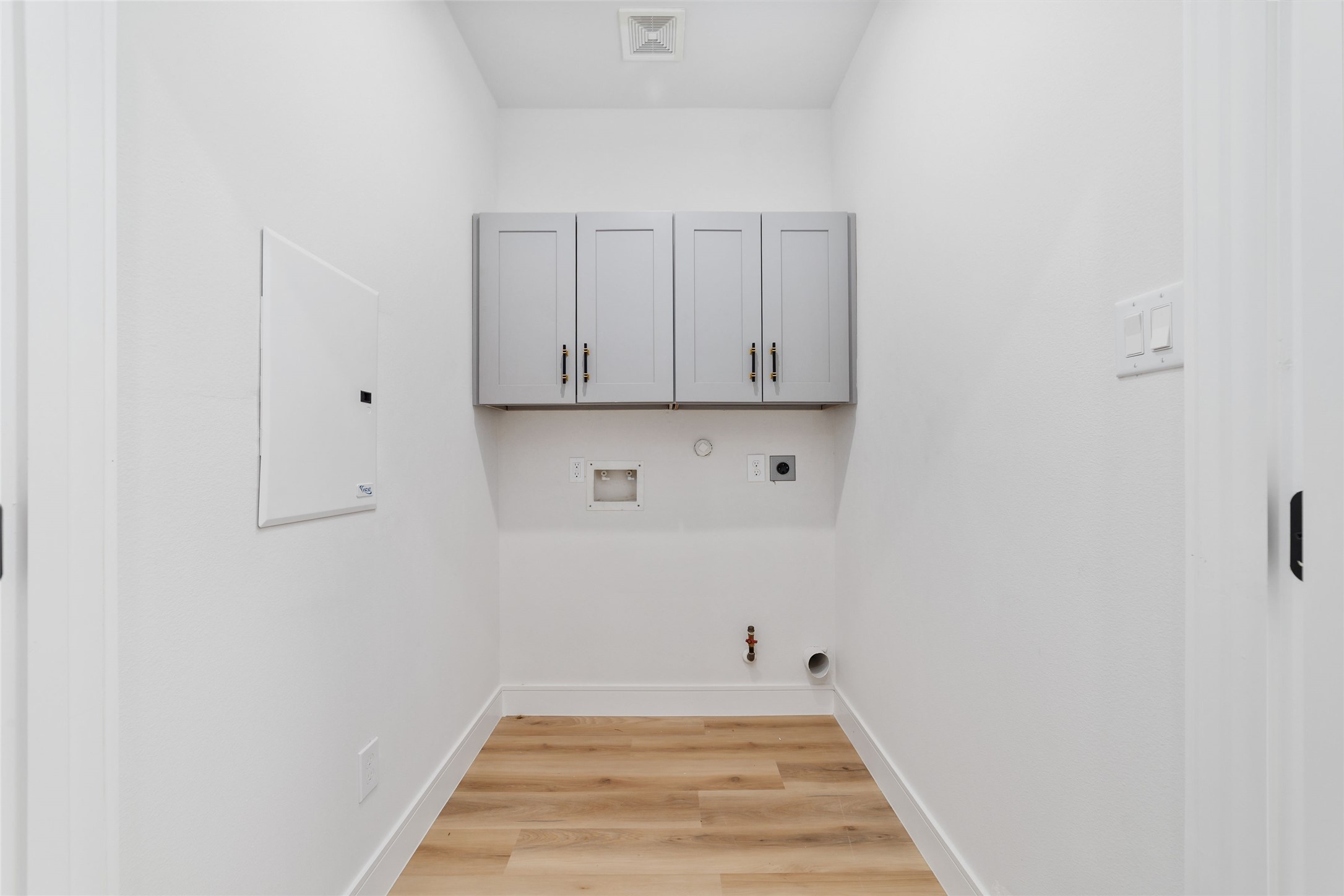 6717 England Street Houston, TX 77021 - Photo 20 of 25 a view of a room with wooden floor