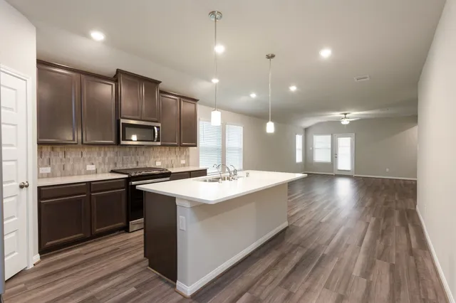 $2,400 | 6915 Lebec, Rosharon, TX 77583