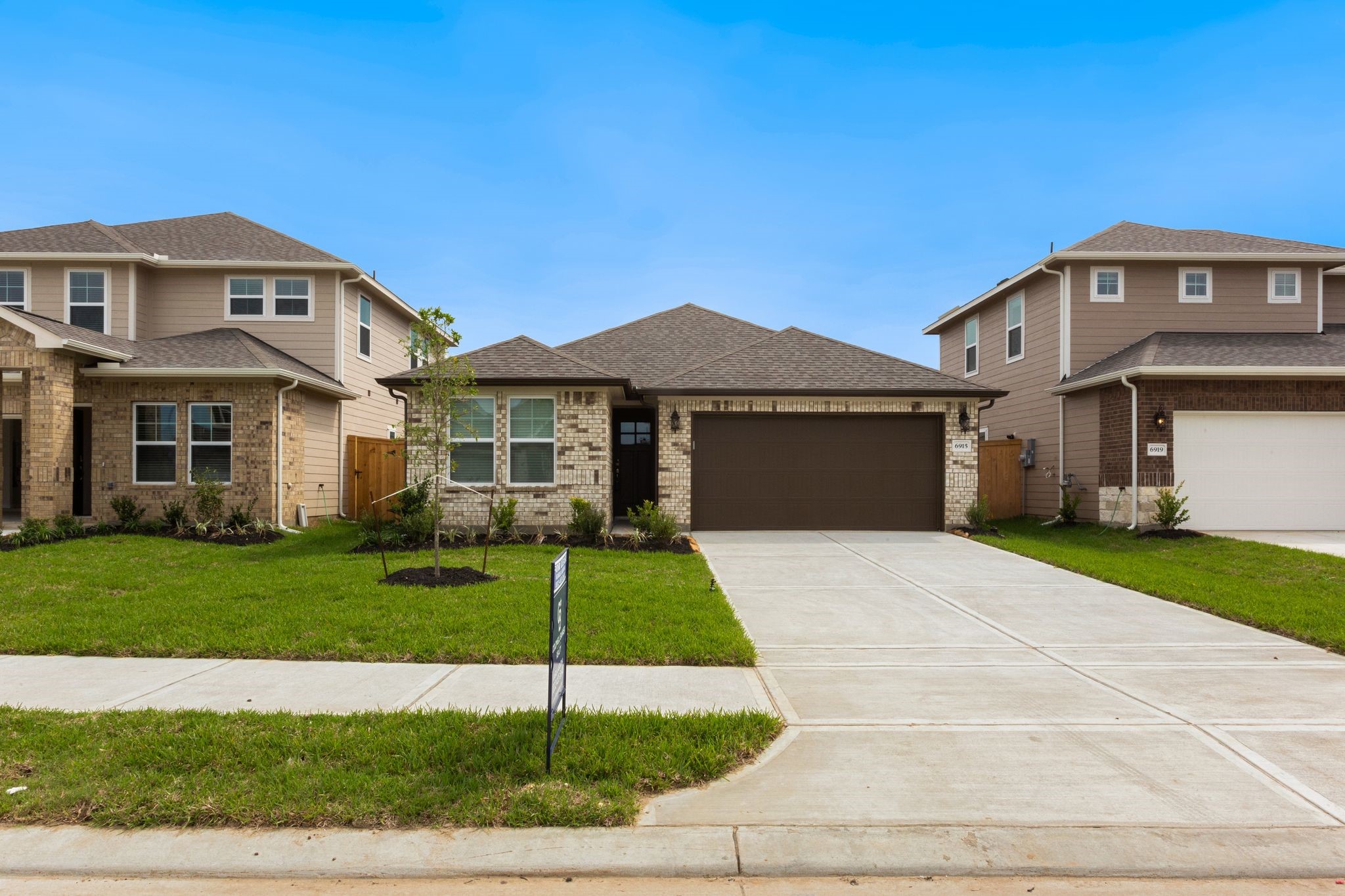 6915 Lebec Rosharon, TX 77583 - Photo 2 of 39