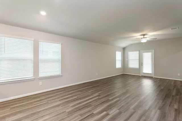 $2,400 | 6915 Lebec, Rosharon, TX 77583