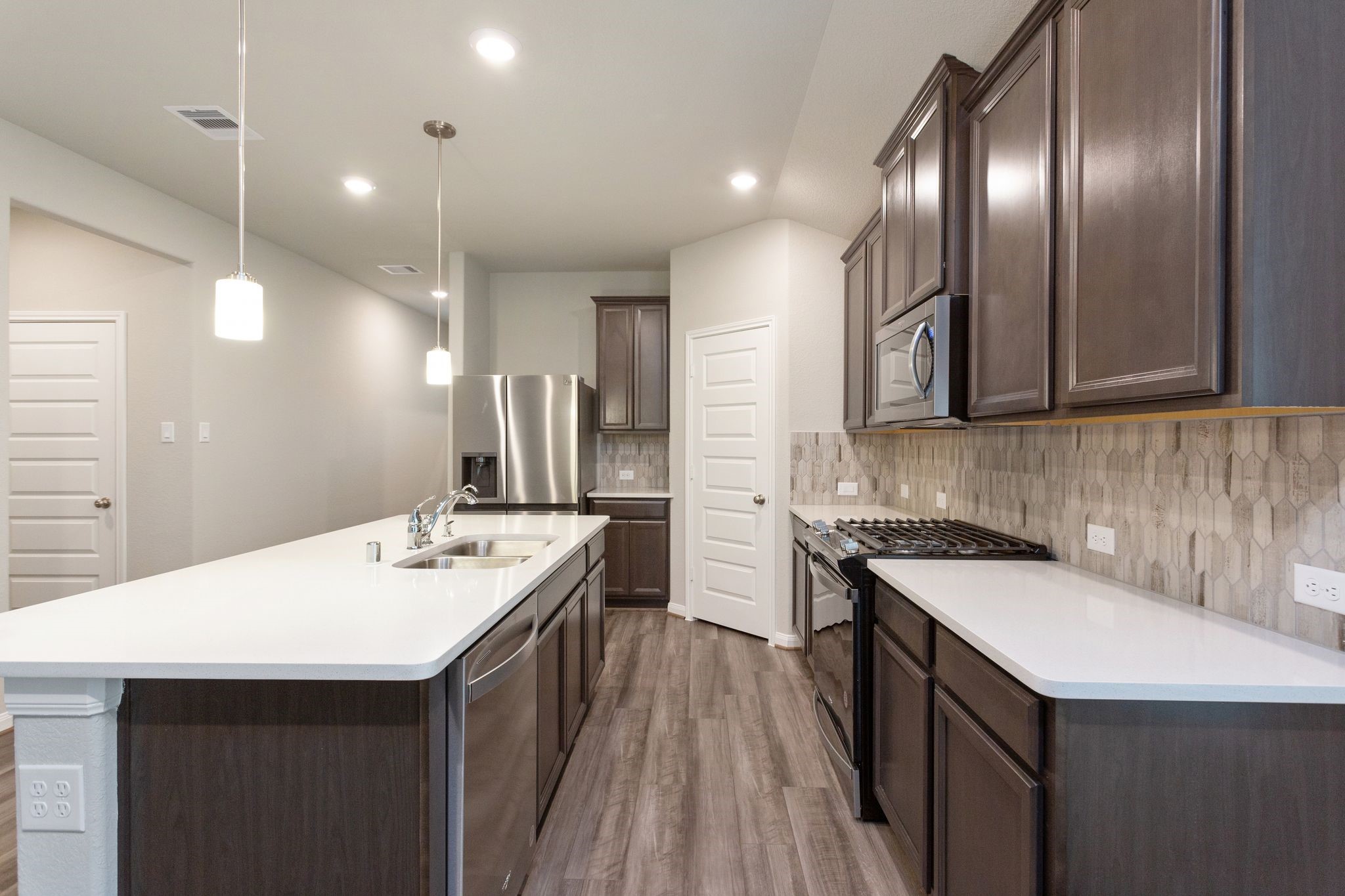 6915 Lebec Rosharon, TX 77583 - Photo 5 of 39