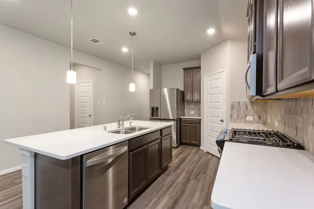 $2,400 | 6915 Lebec, Rosharon, TX 77583