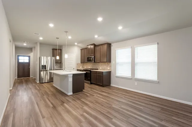 $2,400 | 6915 Lebec, Rosharon, TX 77583