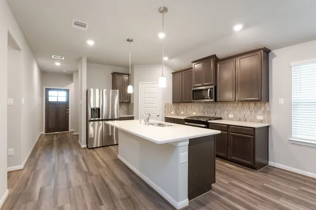 $2,400 | 6915 Lebec, Rosharon, TX 77583