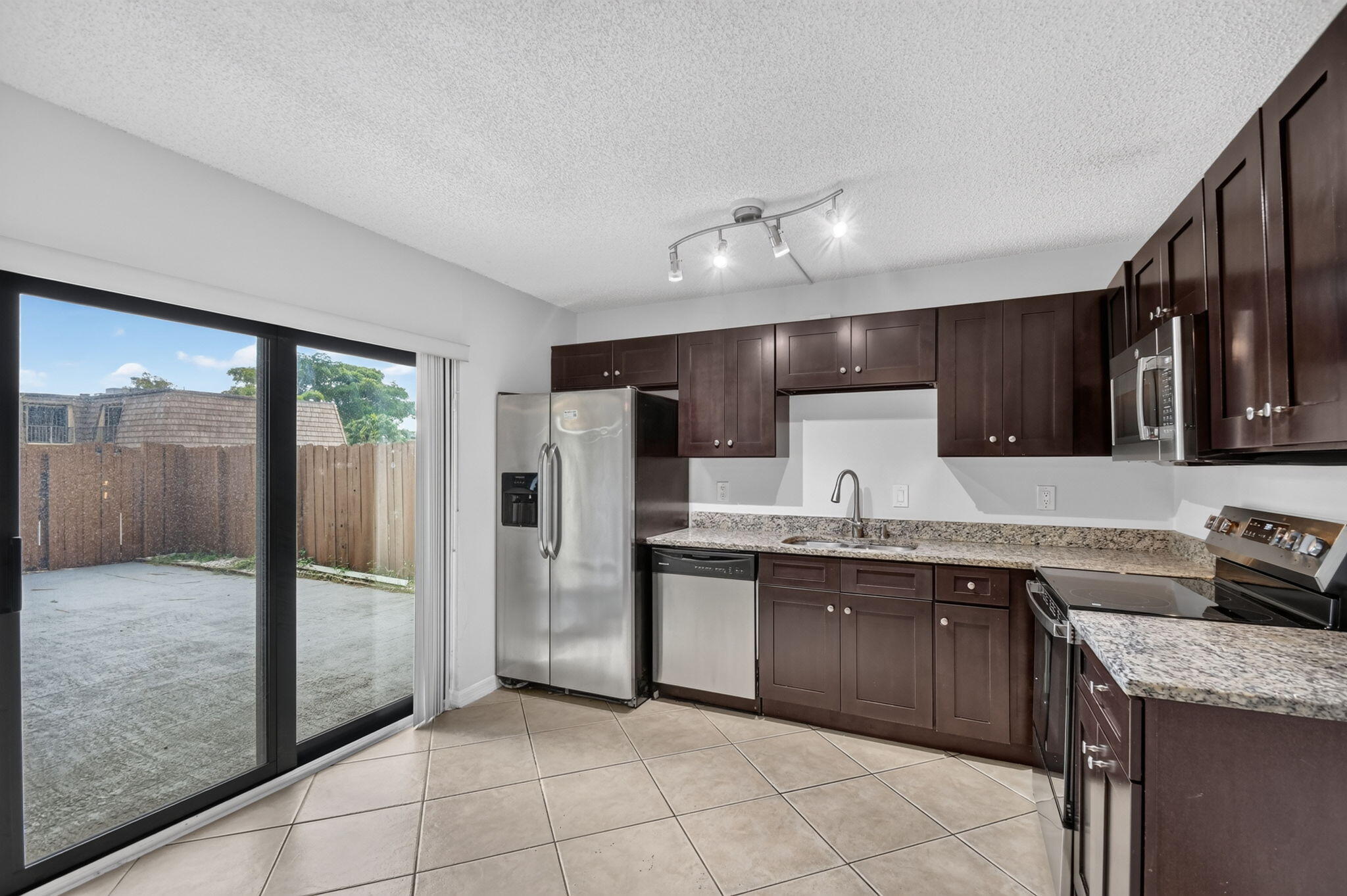 744 Springdale Circle Palm Springs, FL 33461 - Photo 18 of 40 19-web-or-mls-DSC_4056