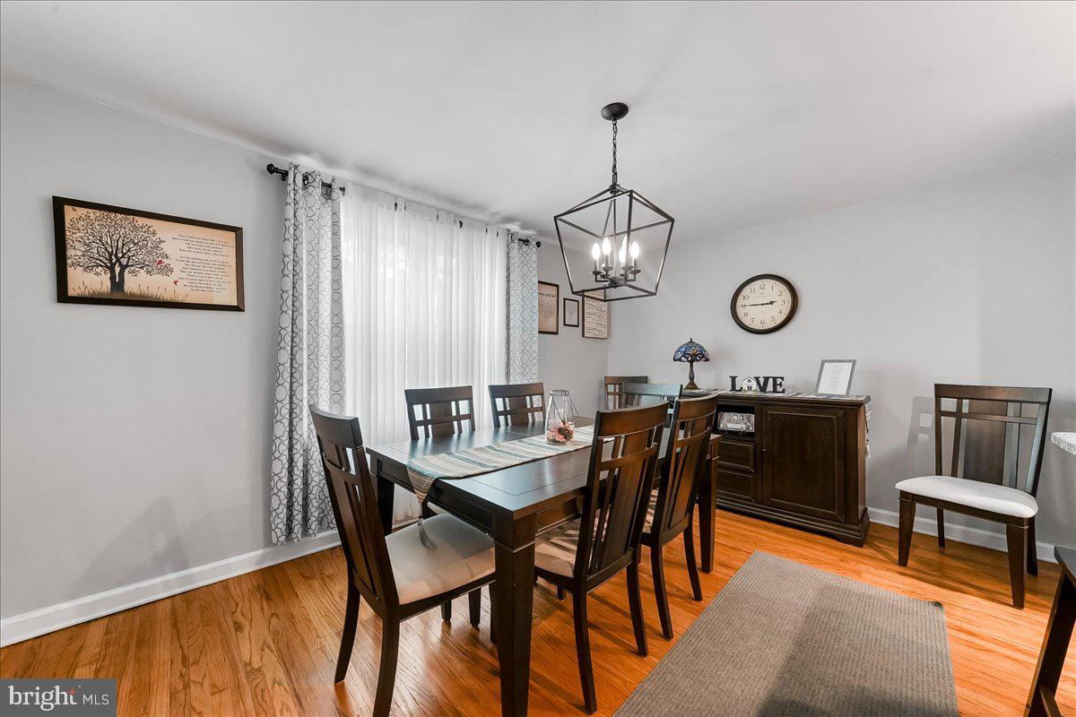345 Holt Lane Springfield, PA 19064 - Photo 6 of 38 Bright and inviting dining space.