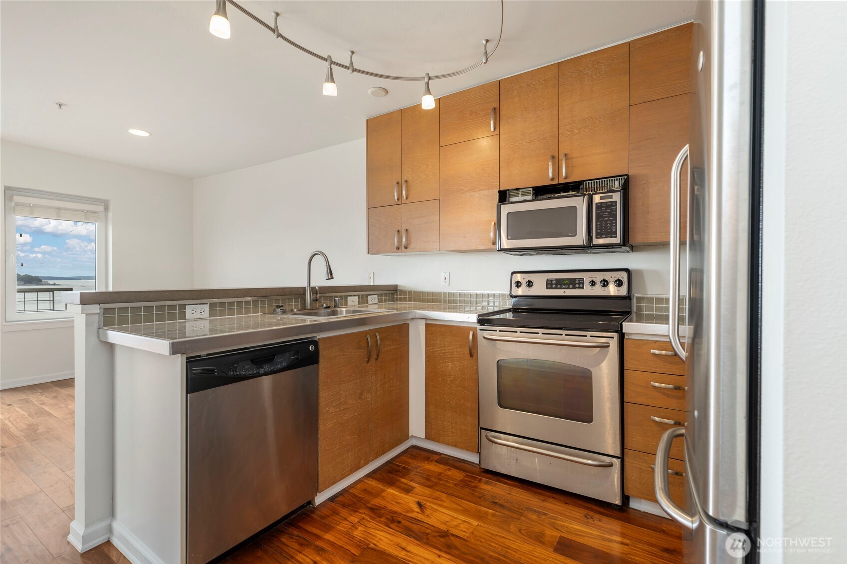 2440 Western Avenue, Unit 807 Seattle, WA 98121 - Photo 8 of 32 a kitchen with a stove and a microwave