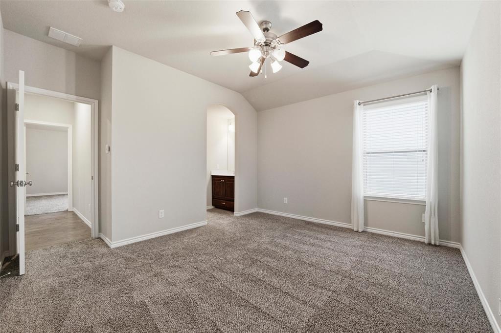 420 Prairie Run Aledo, TX 76008 - Photo 30 of 38 an empty room with closet and windows