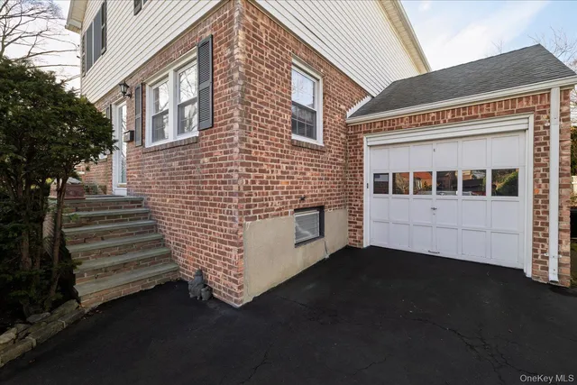 $835,000 | 148 Amherst Road, Valley Stream, NY 11581