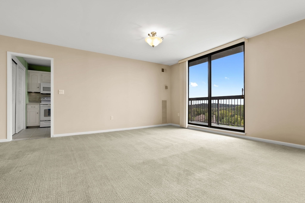 40 Village Road, Unit 1601 Middleton, MA 01949 - Photo 15 of 38 an empty room with windows and closet